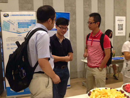 欧博ABGCMC部分副主任黄冲和参会职员交流