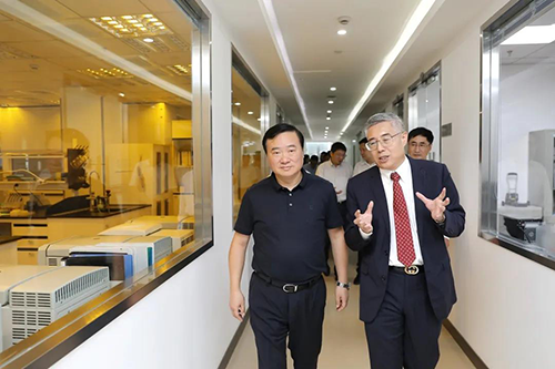 欧博ABG生物医药首创人&CEO陈春麟博士等人向翁祖亮书记先容公司情形