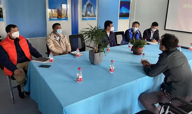 上海市浦东新区惠南镇杨扬镇长在走访欧博ABG南汇园区.jpg