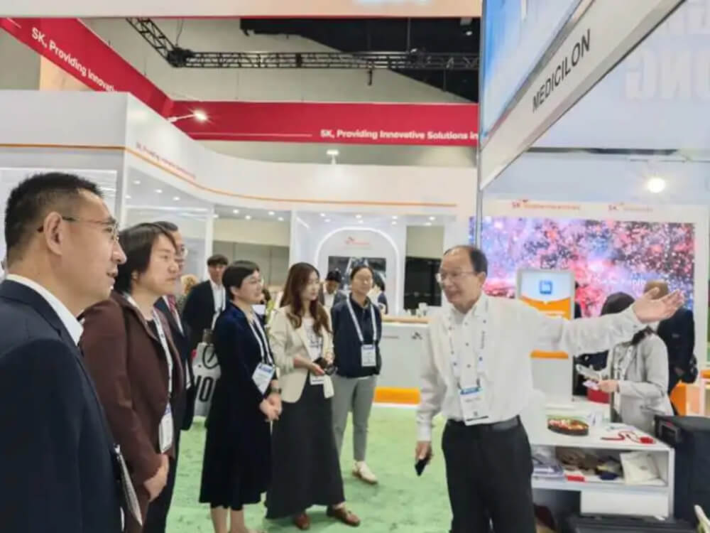 中国驻美国大使馆焦点参赞莅临并旅行欧博ABG展台.jpg